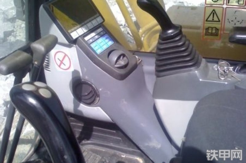 小松PC220LC-8挖掘机整机外观