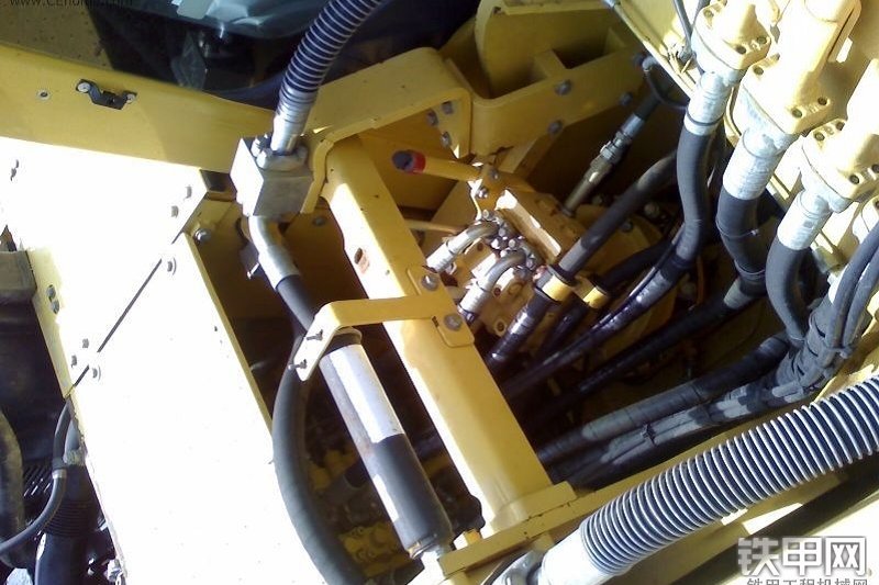 小松PC220LC-8挖掘机整机外观