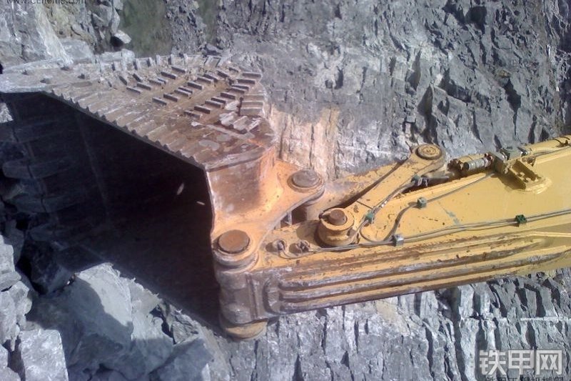 小松PC220LC-8挖掘机整机外观