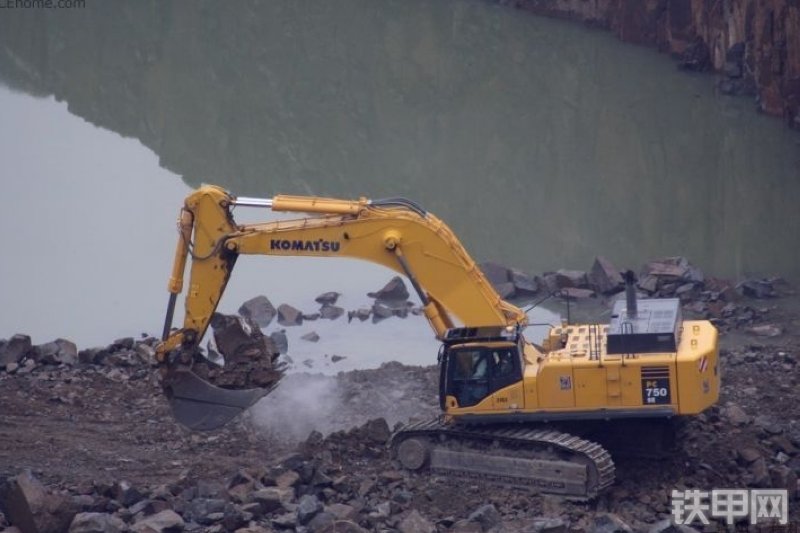 小松PC750LC-7挖掘机整机外观