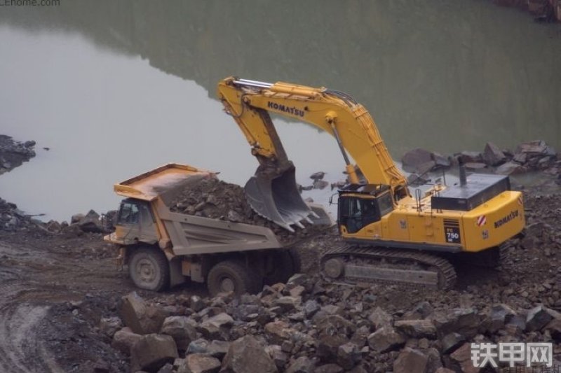 小松PC750LC-7挖掘机整机外观