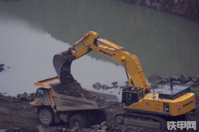 小松PC750LC-7挖掘机整机外观