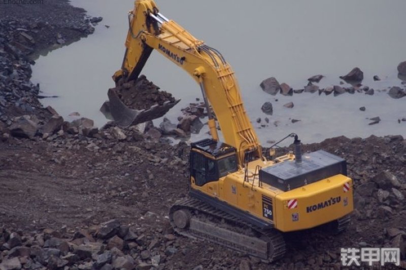 小松PC750LC-7挖掘机整机外观