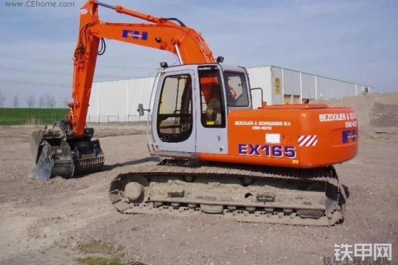 日立EX165挖掘机整机外观