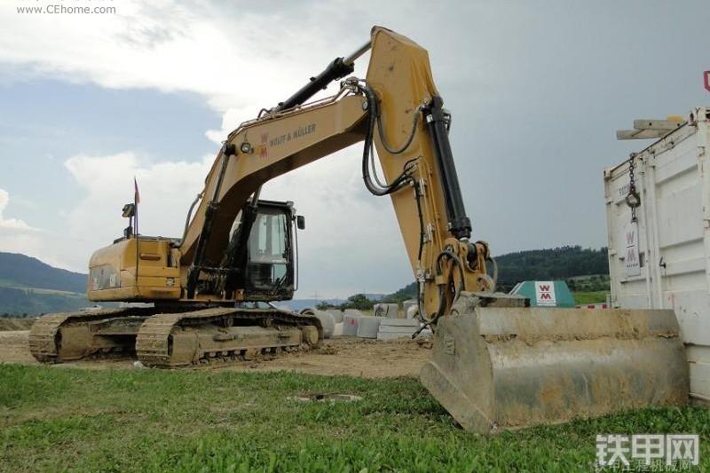 卡特彼勒329D挖掘机整机外观