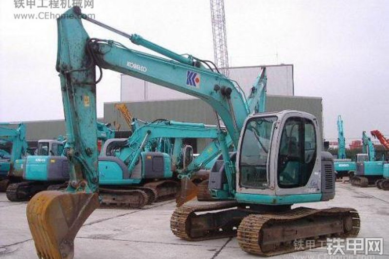 神钢SK135SR-2挖掘机整机外观