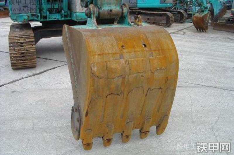 神钢SK135SR-2挖掘机整机外观