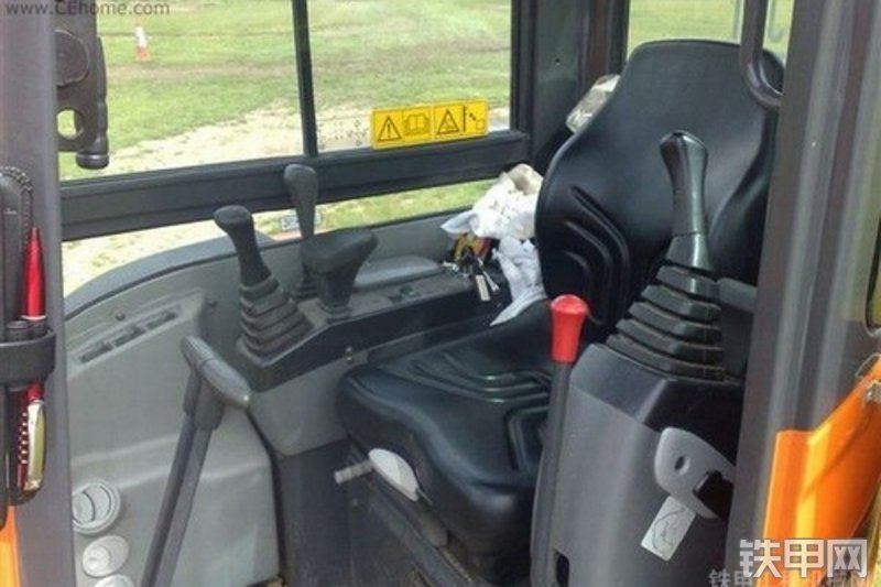 迪万伦DX27Z挖掘机整机外观