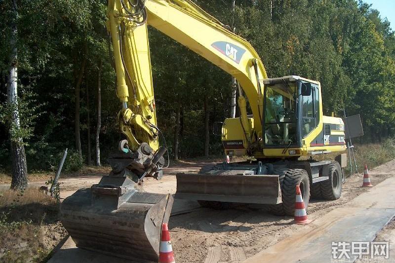 卡特彼勒M318挖掘机整机外观