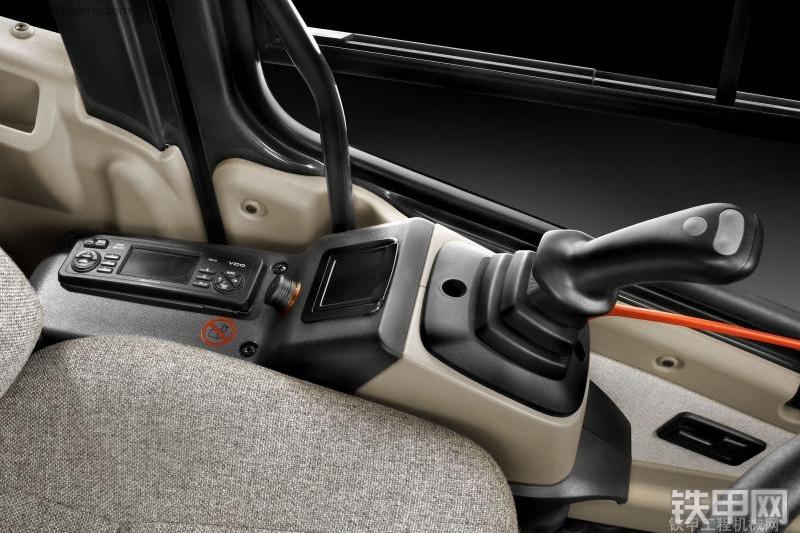 凯斯WX240挖掘机整机外观