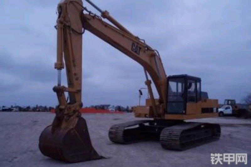 卡特彼勒EL240B挖掘机整机外观