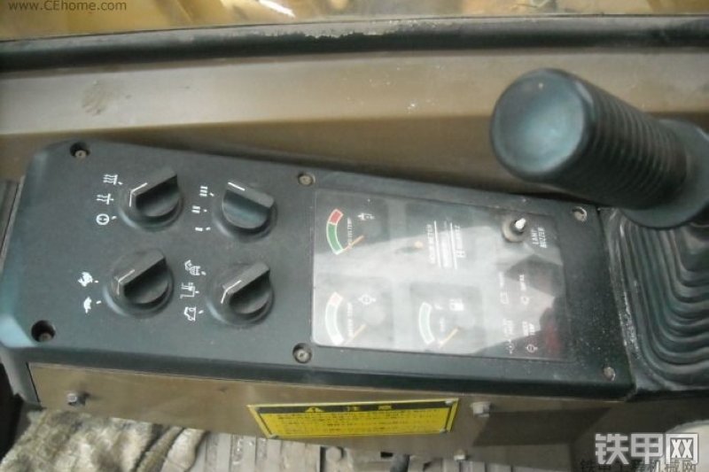 卡特彼勒E120B挖掘机整机外观