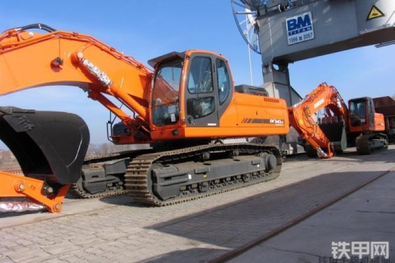 迪万伦DX340LC挖掘机整机外观