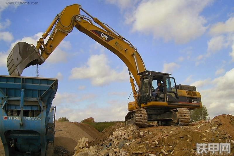 卡特彼勒330DL液压挖掘机整机外观