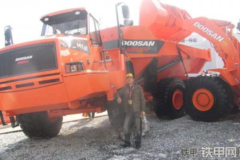 迪万伦Moxy-MT41非公路自卸车整机外观