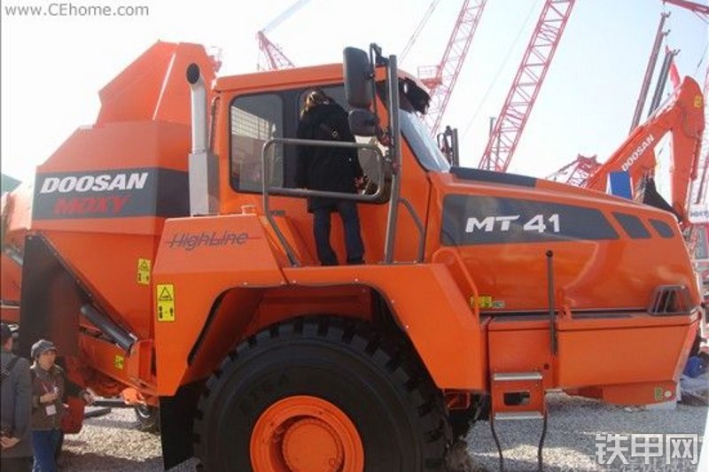 迪万伦Moxy-MT41非公路自卸车整机外观