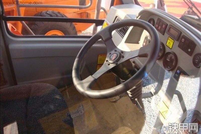 迪万伦Moxy-MT41非公路自卸车整机外观