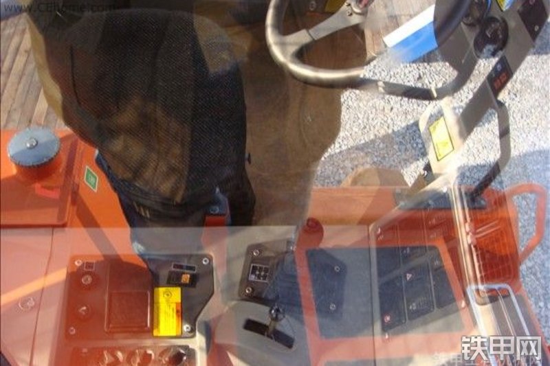 迪万伦Moxy-MT41非公路自卸车整机外观