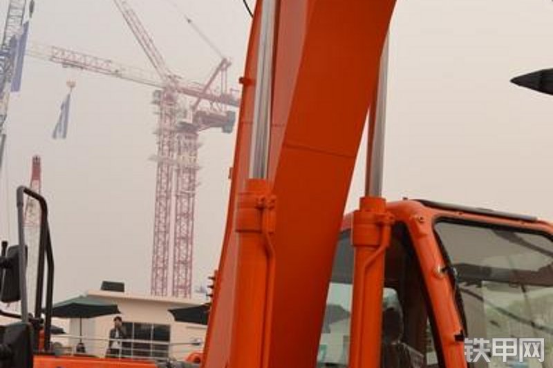 迪万伦DX230LC挖掘机局部