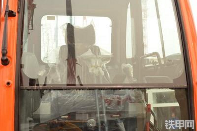 迪万伦DX230LC挖掘机局部