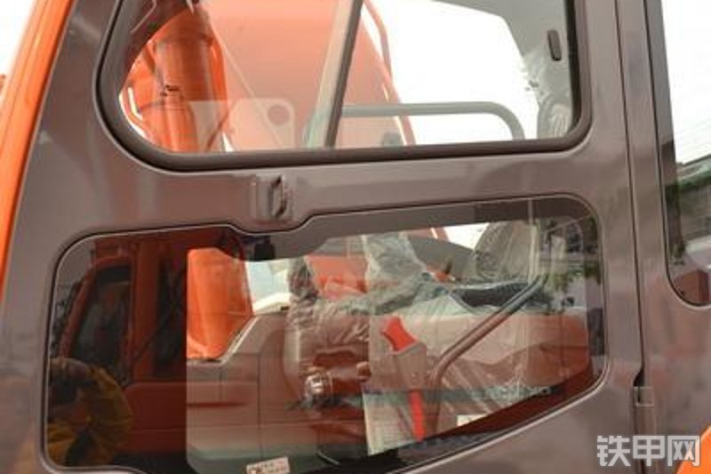 迪万伦DX230LC挖掘机局部