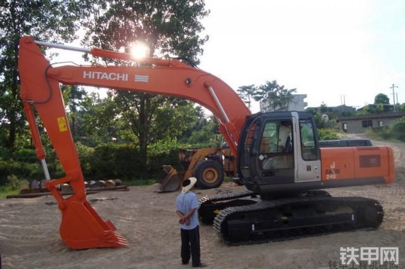 日立ZX240-3G挖掘机整机外观