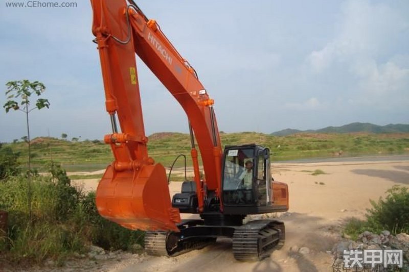 日立ZX240-3G挖掘机整机外观