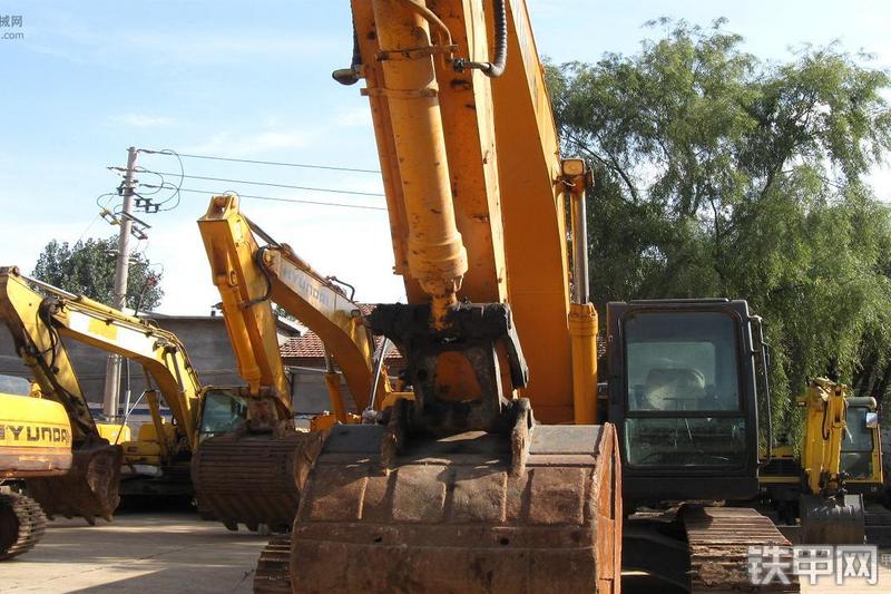 现代R265LC-7挖掘机整机外观