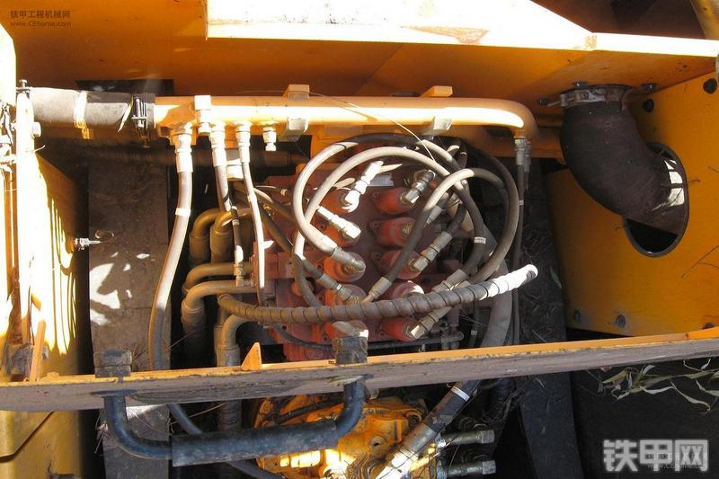 现代R265LC-7挖掘机整机外观