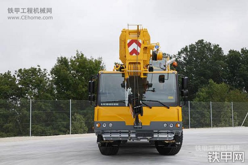 利勃海尔LTM1055-3.2起重机整机外观