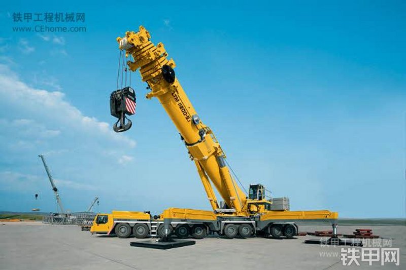 利勃海尔LTM11200-9.1起重机整机外观