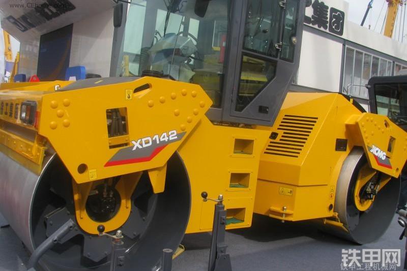 徐工XD142压路机整机外观