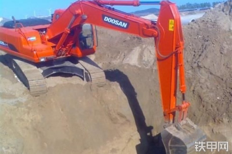 迪万伦DH225LC-7挖掘机整机外观