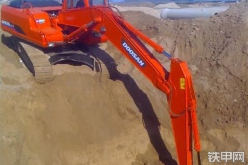 迪万伦DH225LC-7挖掘机整机外观