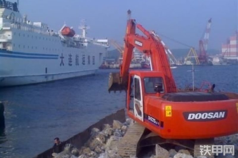 迪万伦DH225LC-7挖掘机整机外观