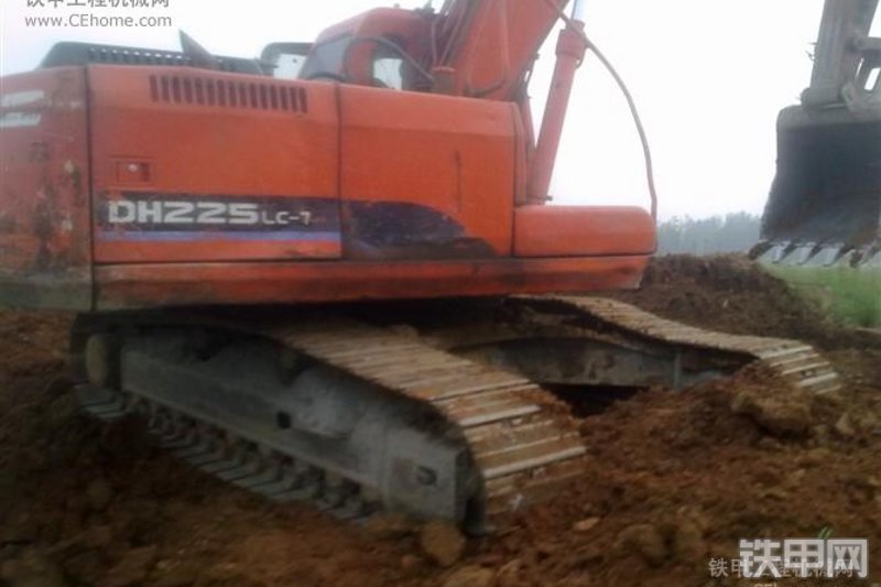 迪万伦DH225LC-7挖掘机整机外观
