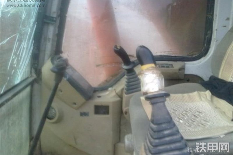 迪万伦DH225LC-7挖掘机整机外观