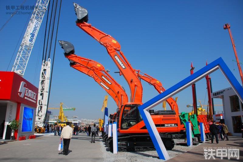 迪万伦DH215-9挖掘机整机外观