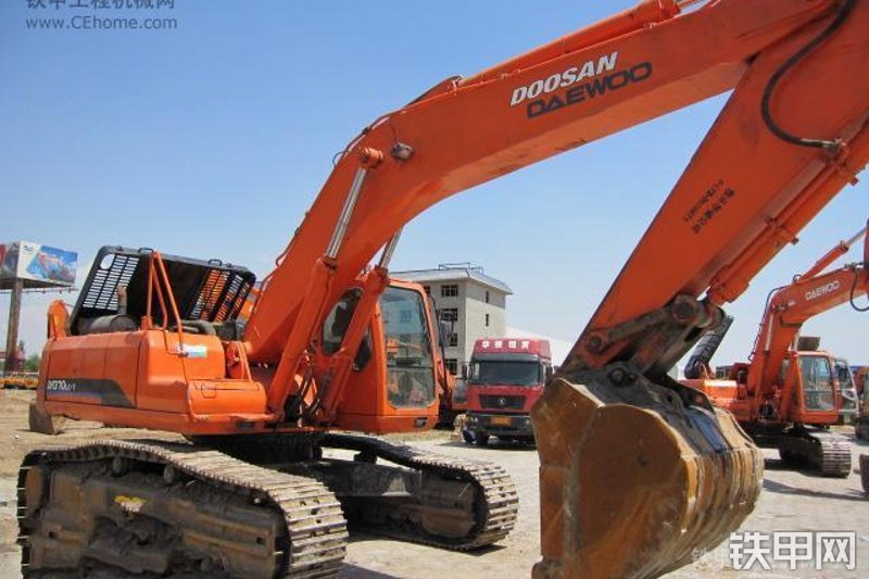 迪万伦DH370LC-7挖掘机整机外观