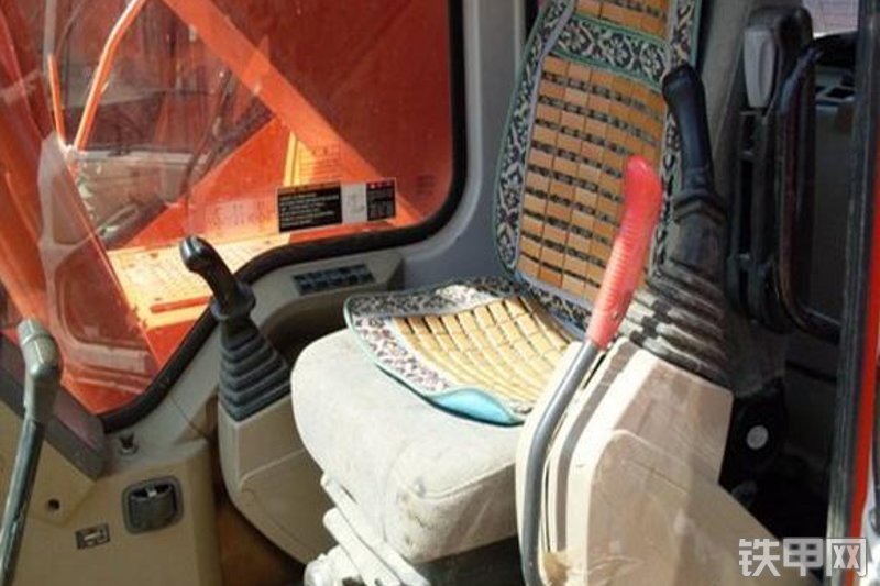 迪万伦DH370LC-7挖掘机局部