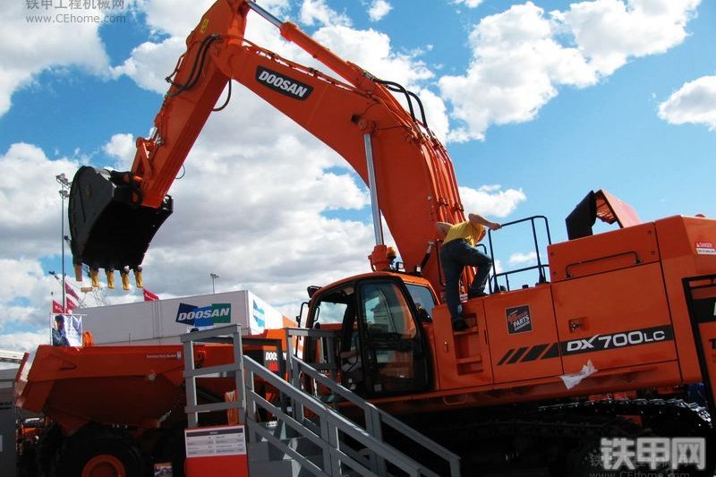 迪万伦DX700LC挖掘机整机外观