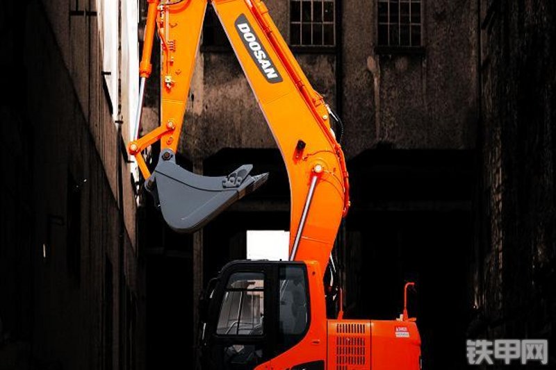 迪万伦DX235LCR挖掘机整机外观