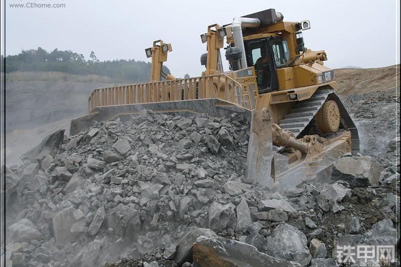 卡特彼勒D11T推土机整机外观