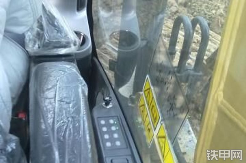 卡特彼勒320DGC液压挖掘机整机外观