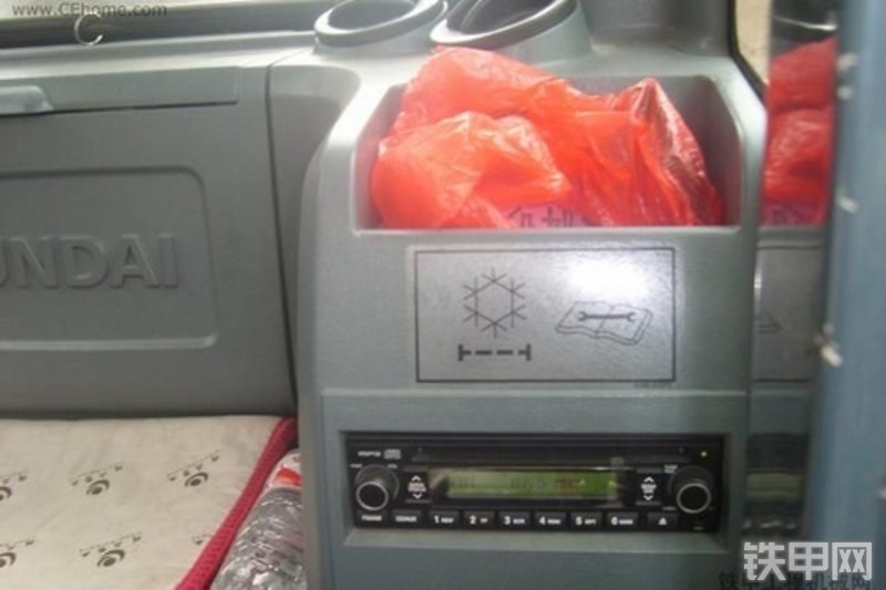 现代R215-9C挖掘机局部