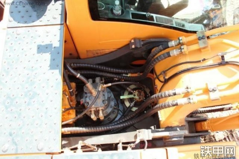 现代R215-9C挖掘机局部