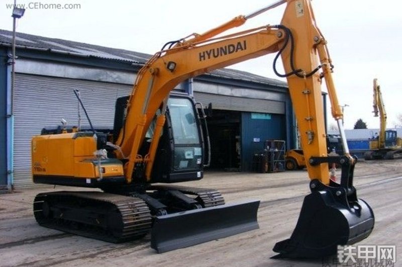 现代R110D-7A 挖掘机整机外观