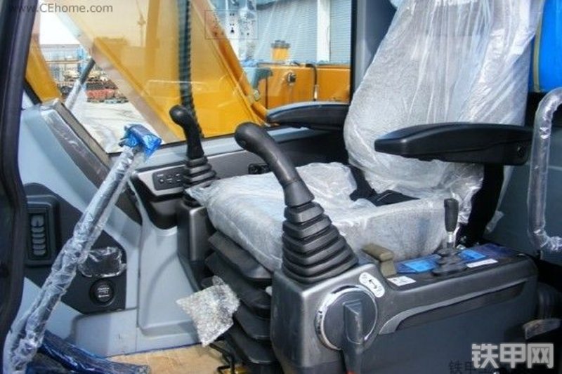 现代R110D-7A 挖掘机整机外观