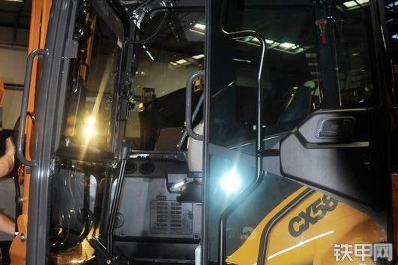 凯斯CX58C挖掘机局部