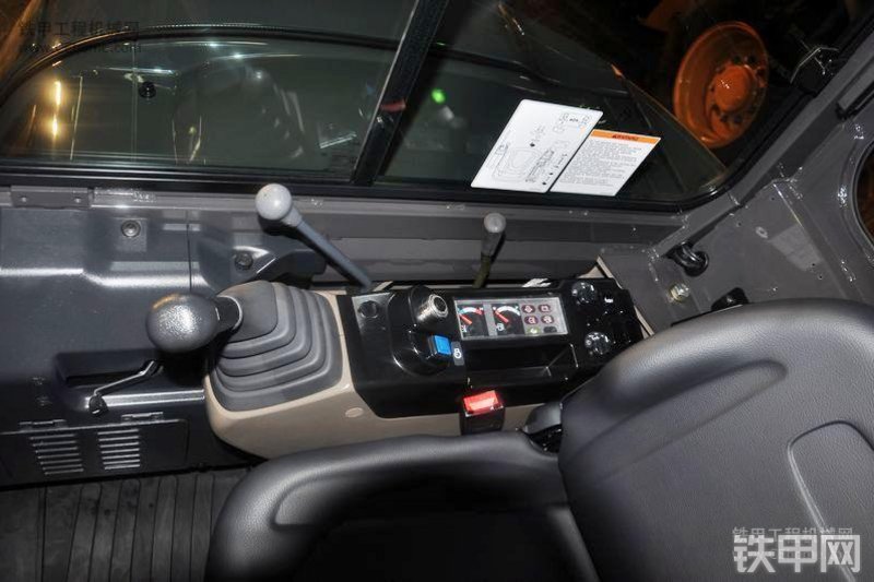 凯斯CX58C挖掘机局部